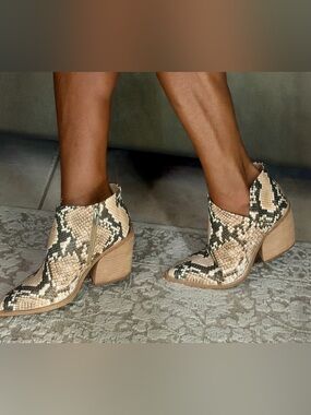 🖤🤎 Vince Camuto Snake-Print Ankle Booties in Tan & Black